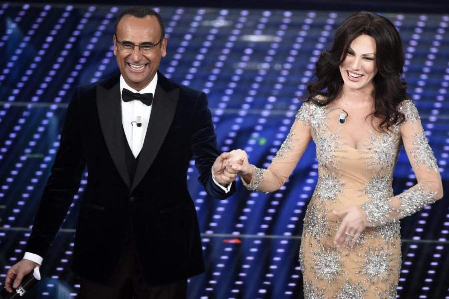 Carlo Conti con Virginia Raffaele nei panni di Sabrina Ferilli a Sanremo 2016